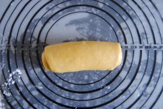 从一端卷起后松弛10分钟左右，再重复擀卷一次