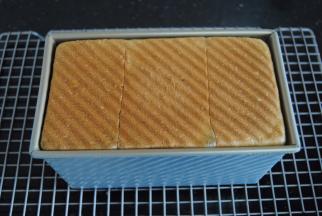 烤箱上下管175度预热好后，把吐司盒放入烤箱中下层烤38分钟左右即可出炉