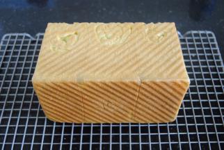 出炉后马上脱模，躺倒放凉即可