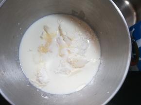 1 将面团部分中所有材料除黄油外放入容器，现在天气炎热，牛奶，鸡蛋需要事先在冰箱中冷藏后使用，才能保证尽可能的降低打面时升温过快。