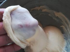 2 然后揉至能拉出厚膜。