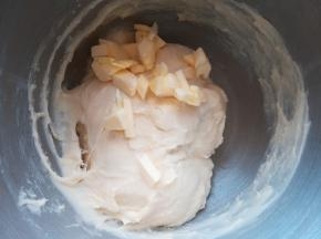 3 加入黄油。