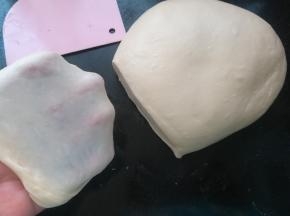 4 继续揉到扩展阶段，能拉出半透明结实的膜。揉面过程中，需要控制好面团的温度，以不超过28°为宜，以免面团还没打好，就已经开始发酵，发酵过快，也会影响组织。