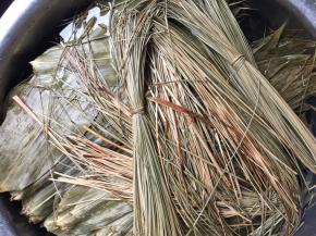 粽叶、石草浸泡