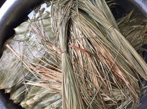 粽叶、石草浸泡