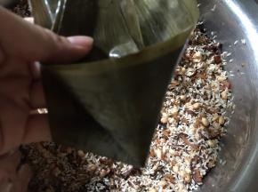 取两片粽叶两叠，分上下两端，尖细的一端卷成漏斗状的圆锥形（如图）
