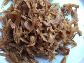 萝卜干浸泡后切条