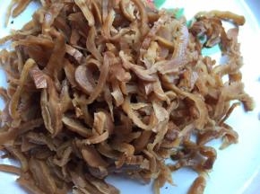 萝卜干浸泡后切条