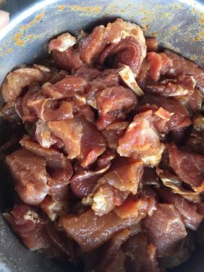 猪肉提前切小，用蚝油、酱油、鸡精、鱼露腌制几小时