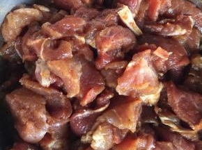 猪肉提前切小，用蚝油、酱油、鸡精、鱼露腌制几小时