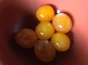 咸蛋黄用白酒稍浸泡一下