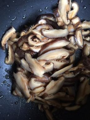 干香菇泡发洗净后切条