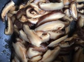 干香菇泡发洗净后切条