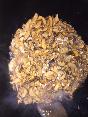 热油锅，爆香蒜蓉，放入香菇、萝卜干、虾米炸至脱水出香味