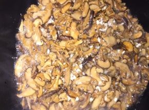 热油锅，爆香蒜蓉，放入香菇、萝卜干、虾米炸至脱水出香味