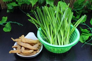 准备食材，萝卜干和韭菜，