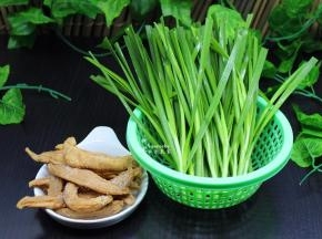 准备食材，萝卜干和韭菜，