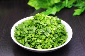 购买回来挑选好黄叶或老的要扔掉，的韭菜洗净，切碎，别切太长；碎些入味也容易熟。