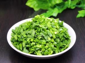 购买回来挑选好黄叶或老的要扔掉，的韭菜洗净，切碎，别切太长；碎些入味也容易熟。
