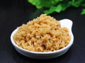 萝卜干用水浸泡，去咸味，洗净，沥干水，剁碎，越碎越好。