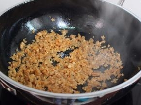 热锅，往锅里放入适量的食用油，倒入切碎的萝卜干，小火煸炒至萝卜干散发出微微的香味。
