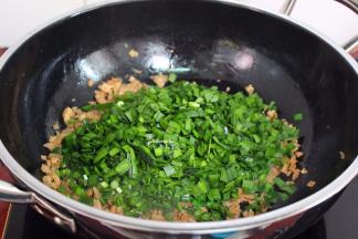 把切碎的韭菜倒入锅，大火翻炒，一定要大火，这样炒的韭菜才香，叶子不会黄。