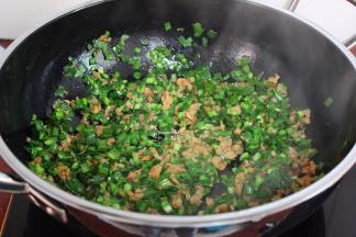 翻炒熟，关火，不需要放盐哦。香喷喷，美味出锅，开胃下饭菜。