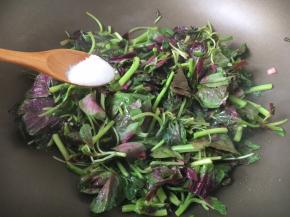 放入适量的盐调味。