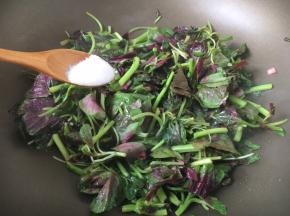 放入适量的盐调味。