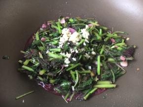 撒上其中一部分的蒜蓉，翻炒均匀即可。