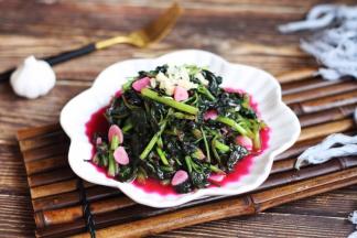 将另外一部分的蒜蓉撒在苋菜的表面，吃的时候拌一下，蒜香浓郁的炒苋菜就可以吃了。 炒出来的蒜瓣也被染成了粉色的，颜色格外诱人。