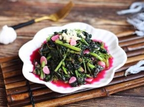 将另外一部分的蒜蓉撒在苋菜的表面，吃的时候拌一下，蒜香浓郁的炒苋菜就可以吃了。 炒出来的蒜瓣也被染成了粉色的，颜色格外诱人。