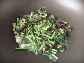 放入苋菜的茎，翻炒片刻。
