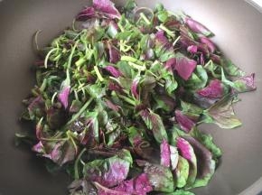 再放入苋菜的叶，翻炒均匀。