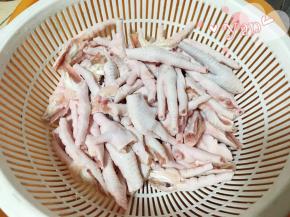 1、鸡爪对半剁开，剁掉指甲，洗净沥干水。