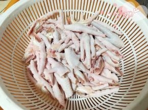 1、鸡爪对半剁开，剁掉指甲，洗净沥干水。