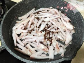 2、锅里加水没过鸡爪，倒入一把花椒。