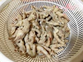 4、捞起鸡爪，冲洗干净。
