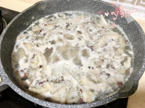 3、翻版均匀，煮1分钟。