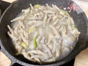 6、大火烧开转中火煮10分钟。