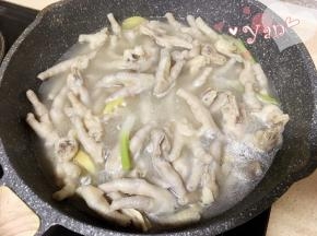 6、大火烧开转中火煮10分钟。