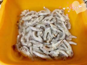 7、捞起鸡爪，冲水至鸡爪变凉。