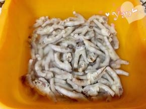 7、捞起鸡爪，冲水至鸡爪变凉。