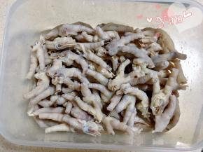 8、鸡爪倒入保鲜盒里。