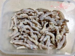 8、鸡爪倒入保鲜盒里。