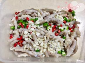 9、倒入青辣椒、小米辣、蒜蓉。