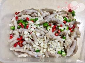 9、倒入青辣椒、小米辣、蒜蓉。