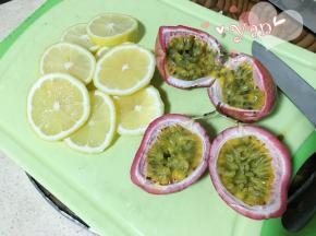 10、柠檬切片，百香果对半切开。