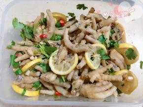 11、倒入柠檬片、百香果和香菜，拌匀。最后放酱油、盐调味，用勺子试下汁的味道，不够味再适当加点调味料。