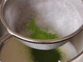 筛入抹茶粉